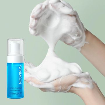 Lavaggio del viso in schiuma di bellezza a marchio del distributore: trattamento dell'acne e detergente per il fulmine della pelle con glicerina