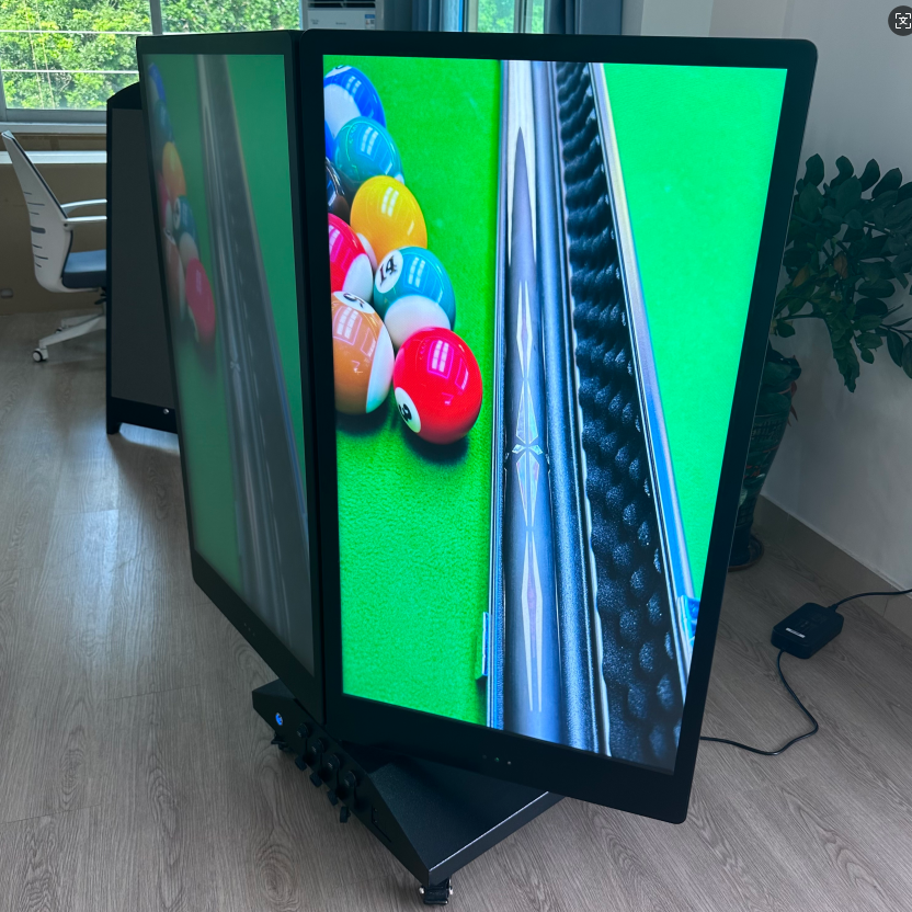 עיצוב מסך כפול בצורת V עבור ראות של 360 מעלות באזורי הולכי רגל עם עומס רב