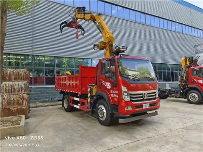 4 Tons SINOTRUK Wood Grabber Truck