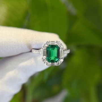 Anillo de compromiso con halo de esmeraldas cultivadas en laboratorio de 18 quilates
