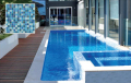 Linha de ouro de mosaico de vidro de piscina azul telha