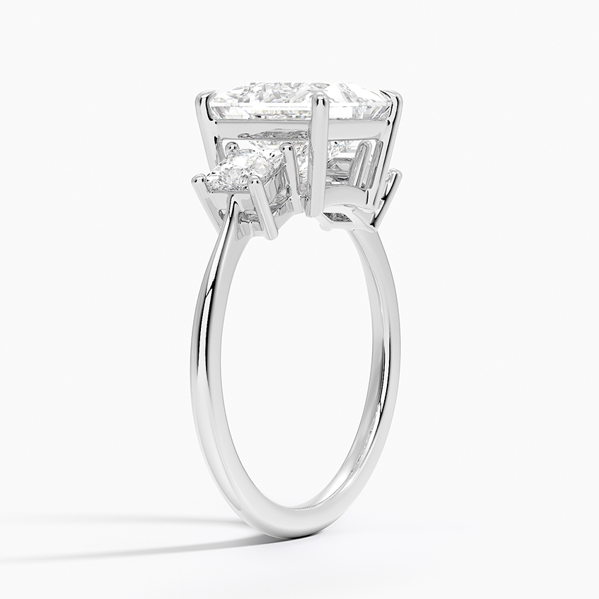 Profile side view na nagpapakita ng basket at prong setting ng 3-stone lab na diamond ring