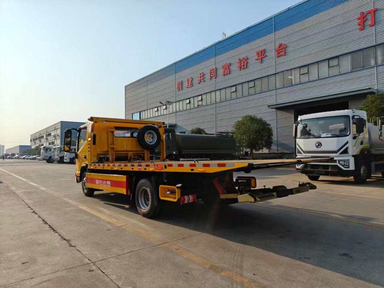 Flat Bed Truck Wrecker with Strong Frame Design