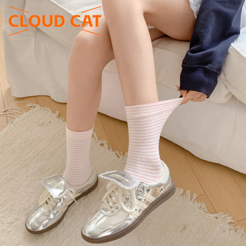 Ciorapi confortabili cu dungi la mijlocul gambei