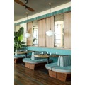 Pas houten restaurant groene lederen cabine zitplaatsen aan met tafelsets voor caférestaurant