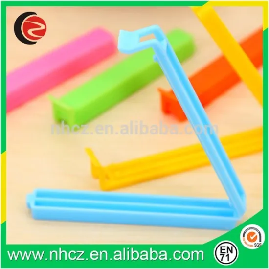 Plastic sealing clip