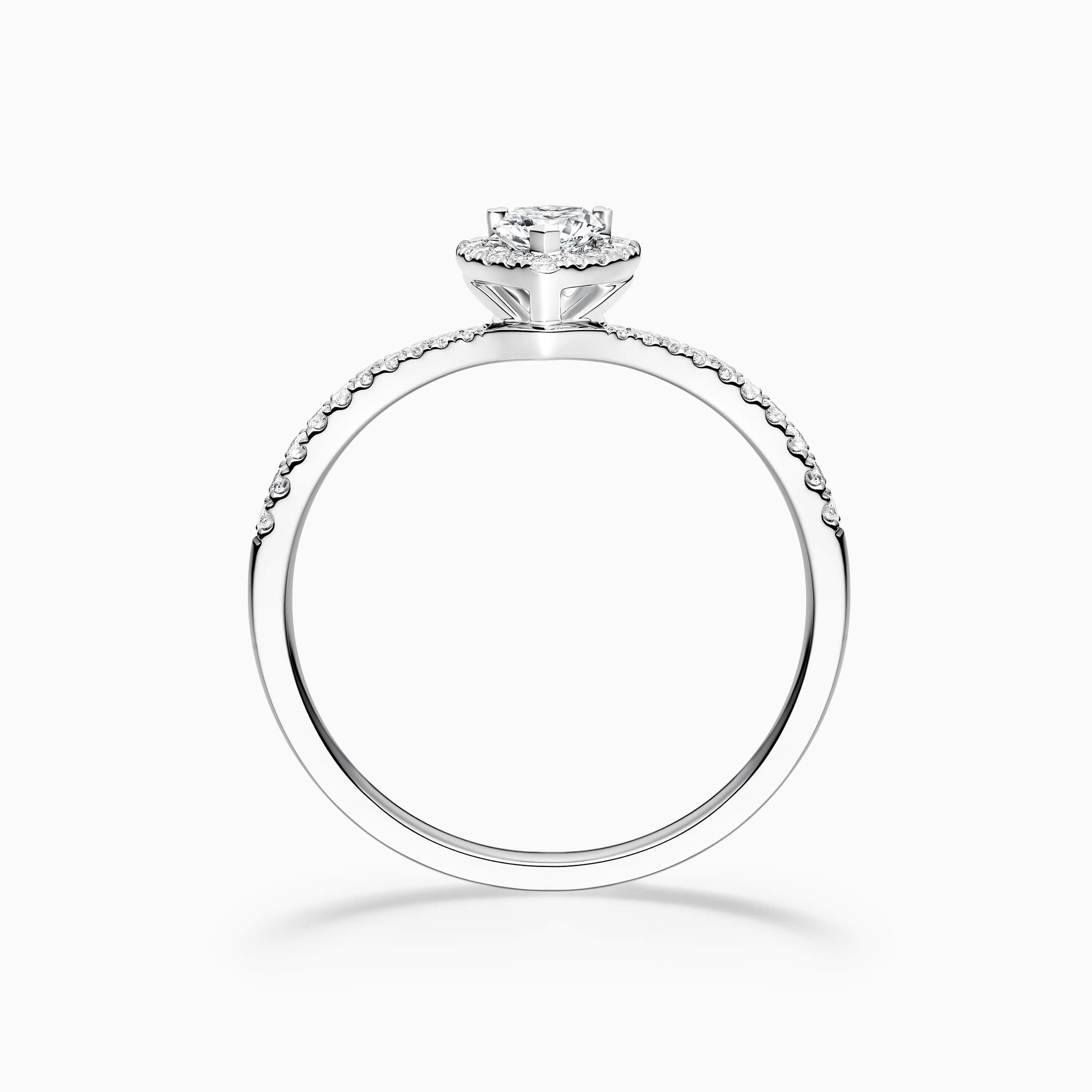Angled Perspective ng V-Shaped Pave Diamond Band na may Heart Center
