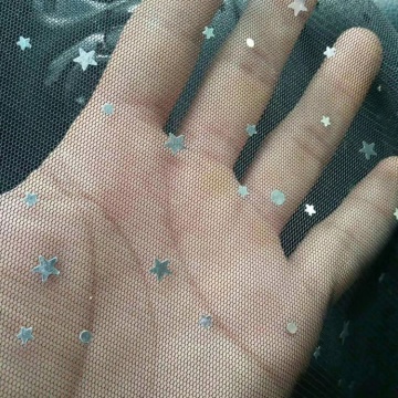 Tela de gasa con lentejuelas y lunares con diseño de luna y estrellas