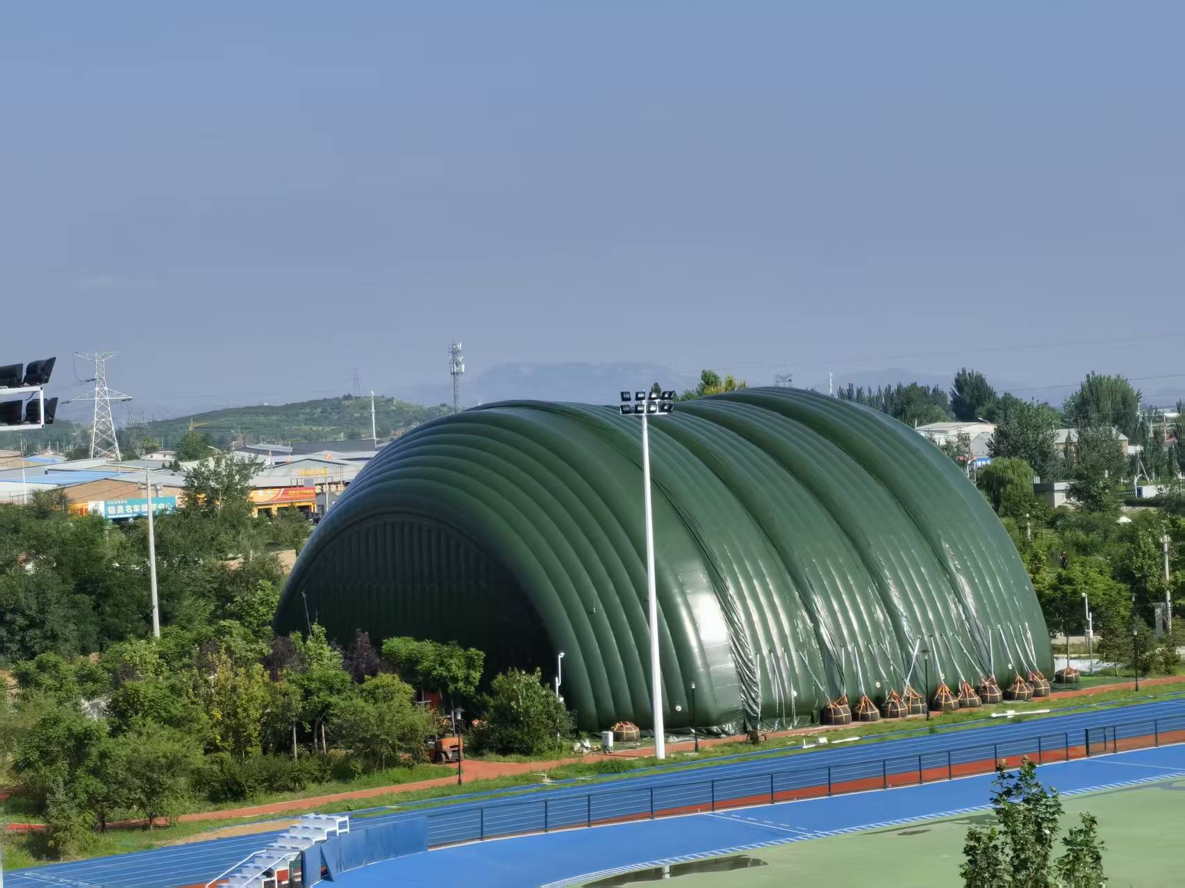 Inflatable structure erected directly on the ground