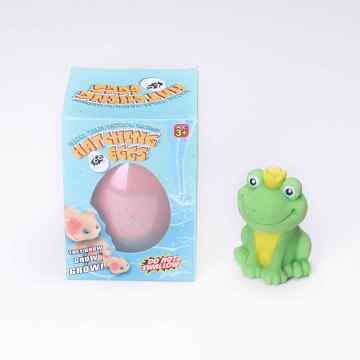 Лягушка улыбаясь игрушками