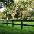 Черный забор из конного изделия из ПВХ