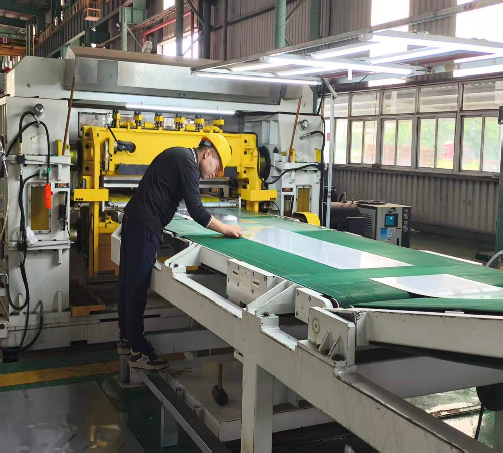 Quality inspection of pre-coated aluminum sheets for flatness