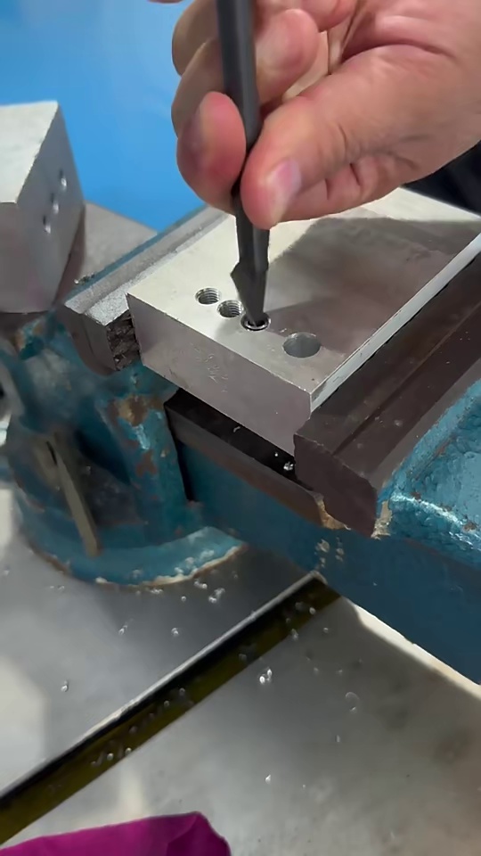 M6 Type 302 Self-Tapping Stainless Steel Thread Insert Carbon Steel Metric Measurement System Carton and Box Packing
