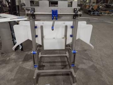 Poultry processing machine of stunner