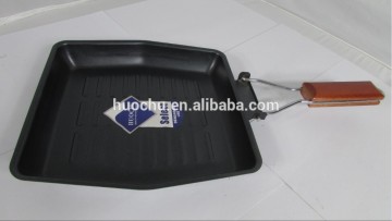 Carbon steel baking pan with folding handle