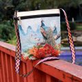 Bolso cruzado teñido en hilo hecho a mano estilo bohemio usado para mujeres