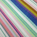 Crinkle-Chiffonstoff mit Regenbogenstreifen