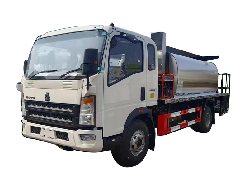 HOWO light duty road construction Asphalt Distributor Truck