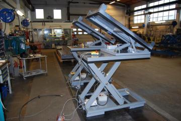 Tilt lifting hydraulic table