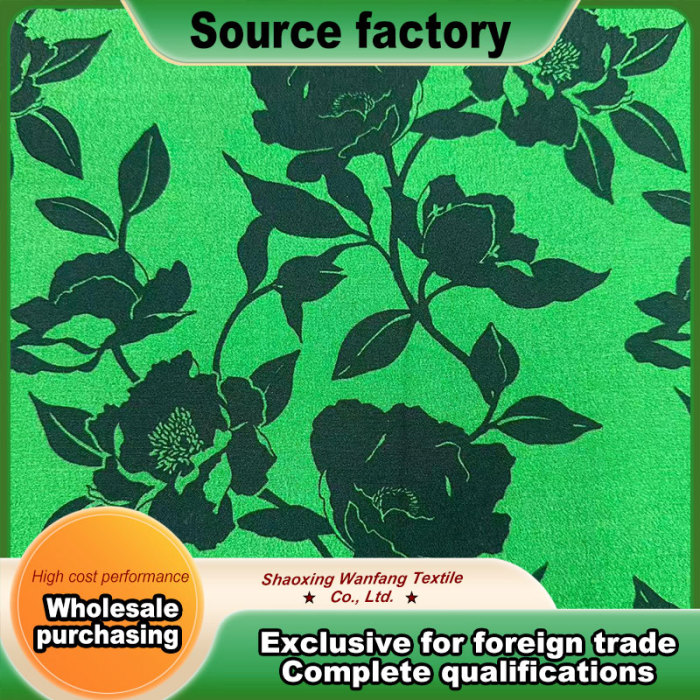 Yeşil bir taban üzerinde büyük yapraklar