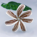 Elección de la flor de tiasia polinesia hecha a mano