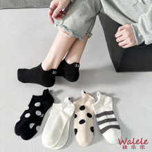 Ang mga naka -istilong mata ay palamutihan ang mga medyas ng bangka