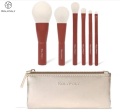 Brosse de maquillage rouge portable pour les soins faciaux