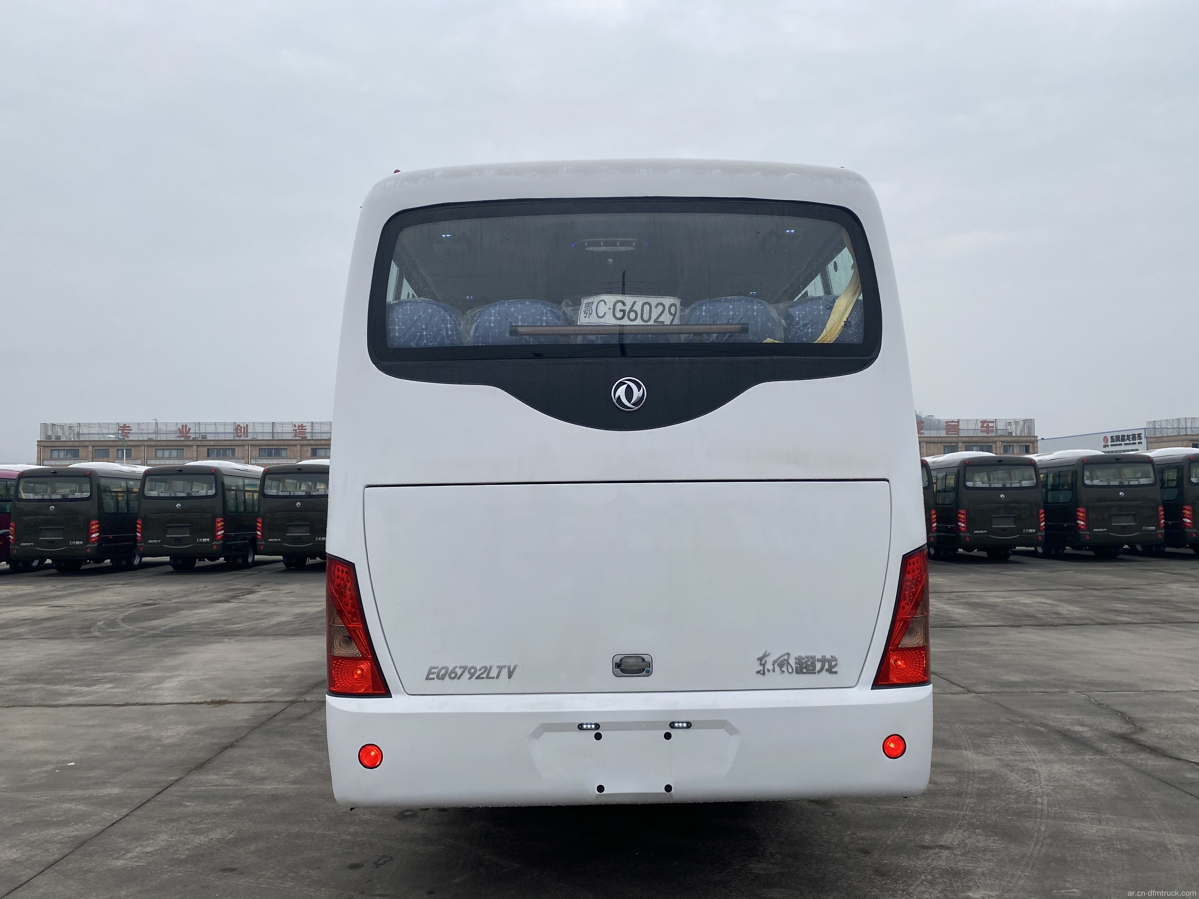 Dongfeng 35 Seats Diesel Auto Coach الحافلة السياحية