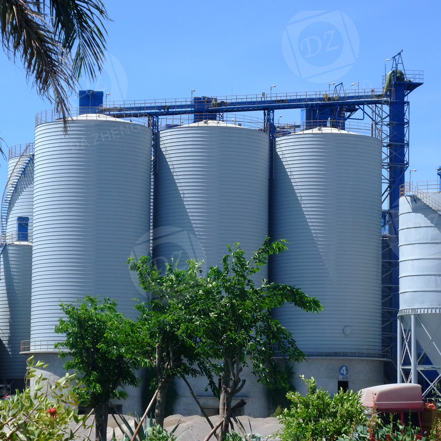 Steel plate silo for photovoltaic materials