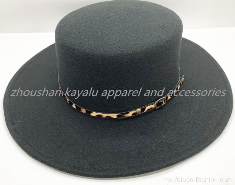 Црното женско филц капа го финализира капачето полиестер