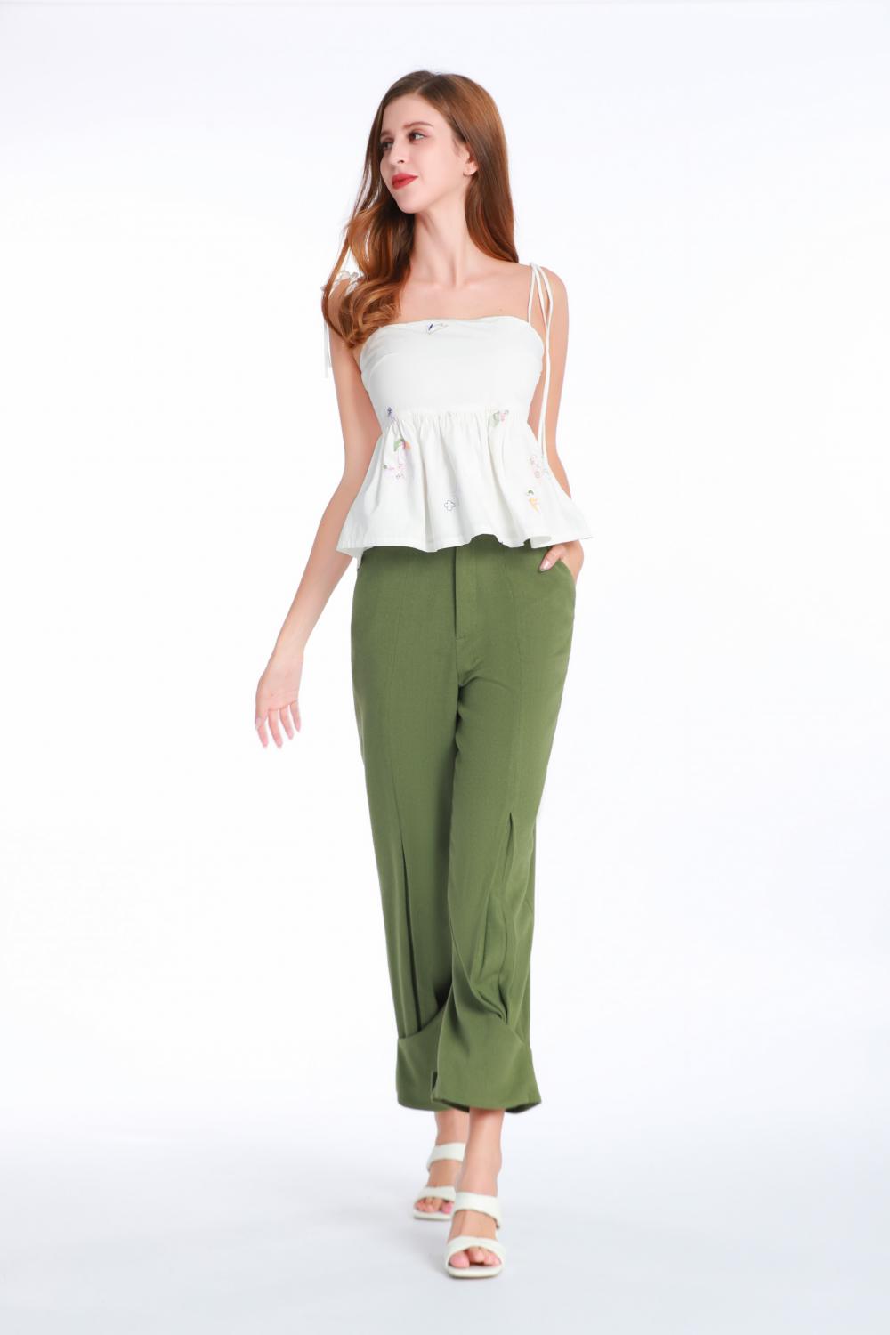 Pantaloni slim-fit con una gamba stretta