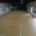 Ein Vinyl-Indoor-Basketballboden in Echtholzoptik