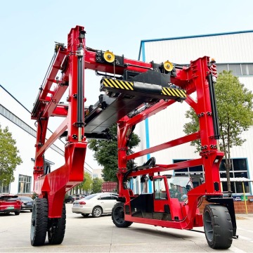 Yuntian Professional Port Equipment：35T 40T Straddleキャリアとコンテナガントリークレーン