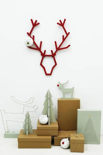 木製の鹿の置物の装飾が施されたクリスマスの装飾家の装飾室