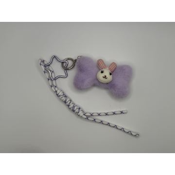 Adorable llavero de felpa con lazo y diseño suave y esponjoso.