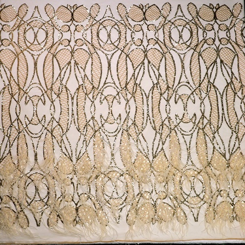 Tela de encaje de lentejuelas doradas con plumas hechas a mano