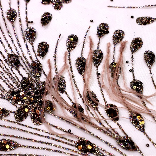 Tissu en dentelle avec broderie de plumes et perles dorées