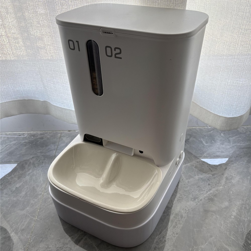 Feeders for dogs and cats13