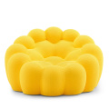 Chaise de salon jaune dans le salon