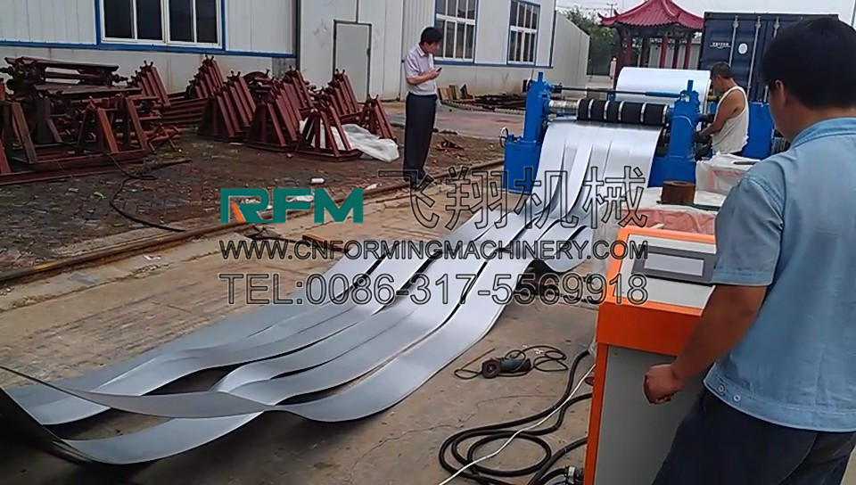 Leveling and slitting machine 