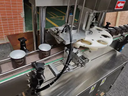 Automatic Snacks Sundry Fruits Cans Sealing Machine