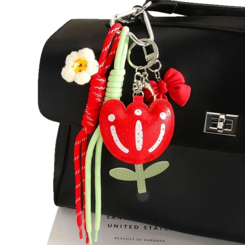 Стильный красный кожаный брелок с цветком для сумок