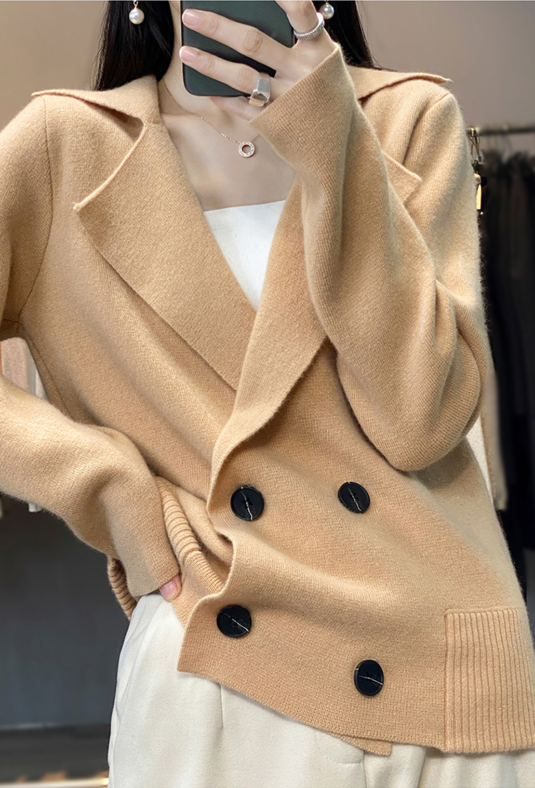 La mujer en la chaqueta de traje de doble pecho de lana
