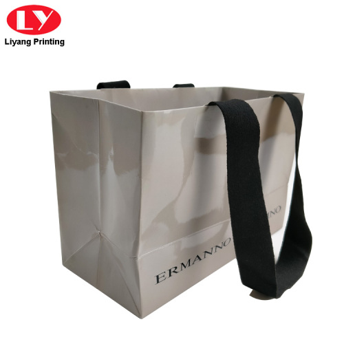 Abbigliamento grigio trasportare sacchetti di carta logo nero di lusso