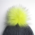 큰 모피 Pompom와 Chunky Beanie