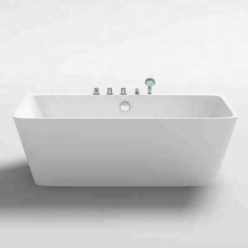 Freestanding Bathtub in Center