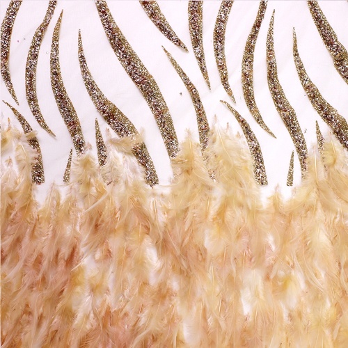 Jasnożółta koronkowa tiulowa tkanina z piórami