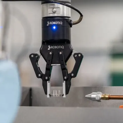 ROBOTIQ 3-Finger Gripper Works with AUBO and HAN's Collaborative Robots for Picking