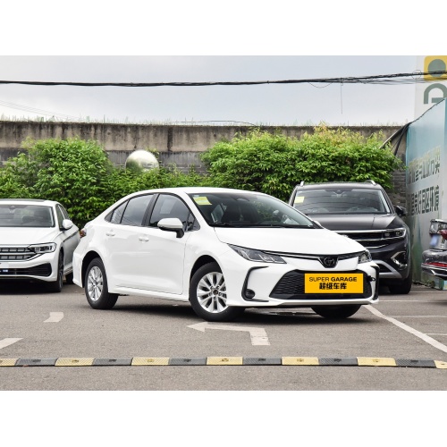 Mașini compacte pe benzină: vehicule economice mici cu cinci locuri și patru uși