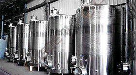 Mirror Finish Cylindrical Wine Fermentation Tanks 300l For Wine Storage Warehouse